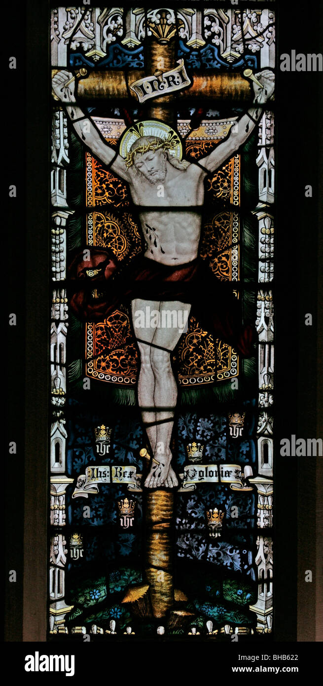 Un vitrail représentant la Crucifixion par Charles Eamer Kempe, St Cuthbert's Church, Kildale, Yorkshire du Nord Banque D'Images