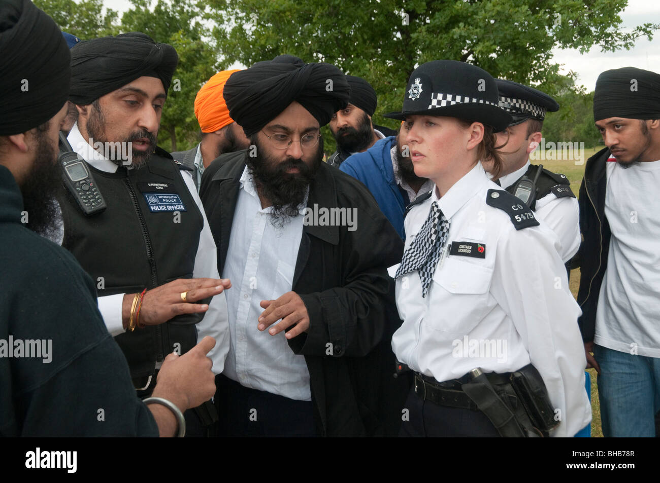 Les Sikhs marquer le 25e anniversaire de Amritsar massacres par l'armée indienne et l'appel d'un État sikh. Argumenter sur des plaques de police Banque D'Images