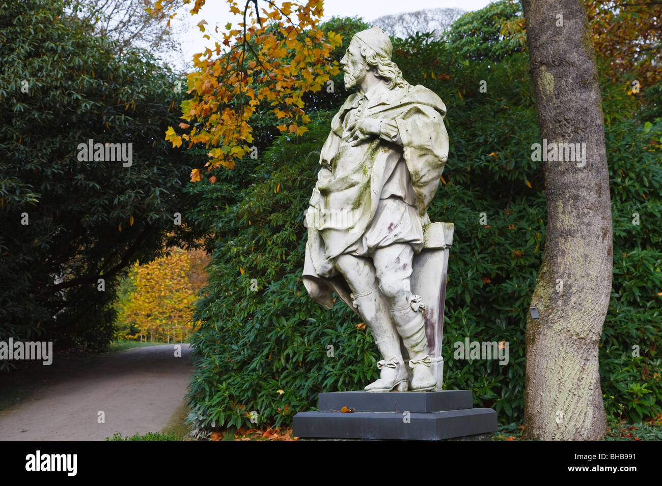 Statue d'Inigo Jones sous Tulip Tree dans les motifs de Holker Hall, Cumbria Banque D'Images