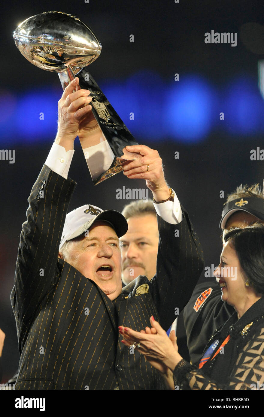 Tom Benson, propriétaire de la Nouvelle Orleans Saints célèbre en maintenant le Vince Lombardi au Super Bowl XLIV. Banque D'Images