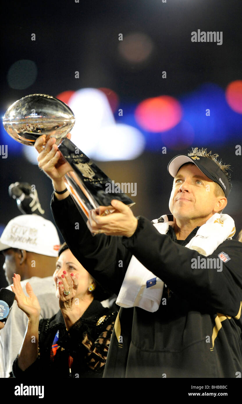 L'entraîneur-chef Sean Payton des New Orleans Saints célèbre en tenant le trophée Vince Lombardi au Super Bowl XLIV Banque D'Images