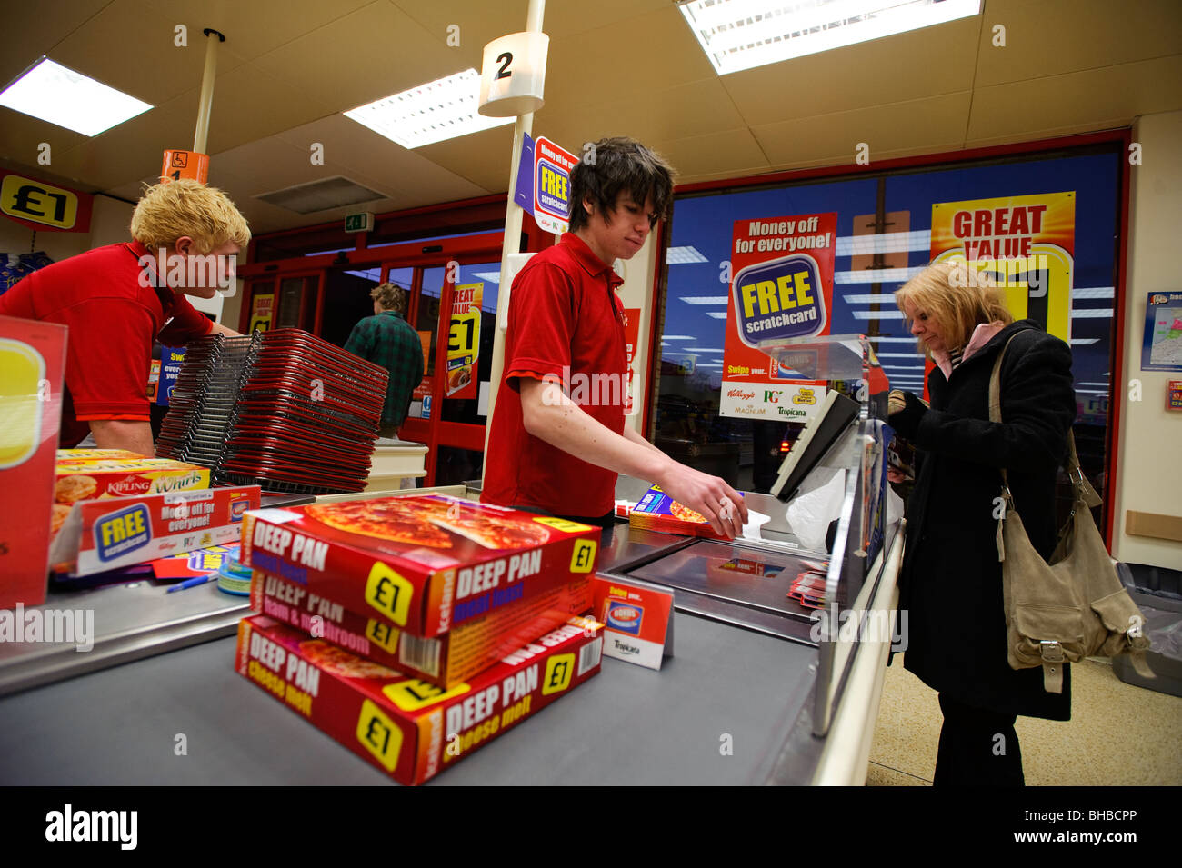 Une femme shopping dans une succursale de l'Islande les aliments surgelés supermarché Banque D'Images