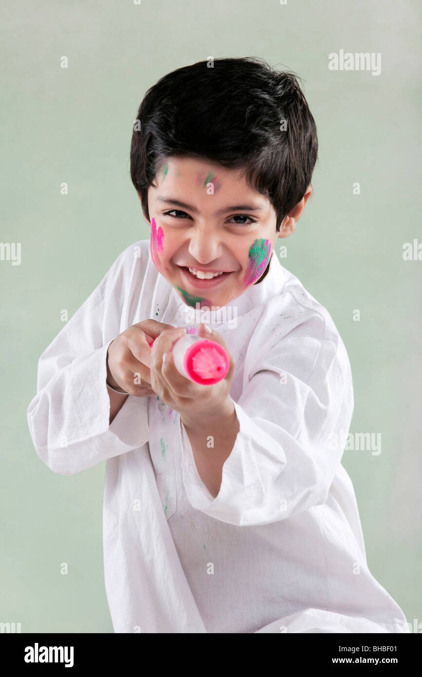 Garçon jouant avec un pichkari Banque D'Images