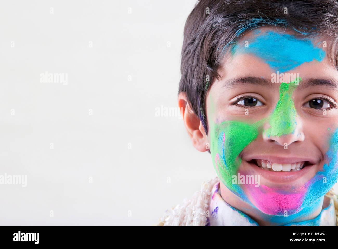 Garçon avec des couleurs holi sur son visage Banque D'Images