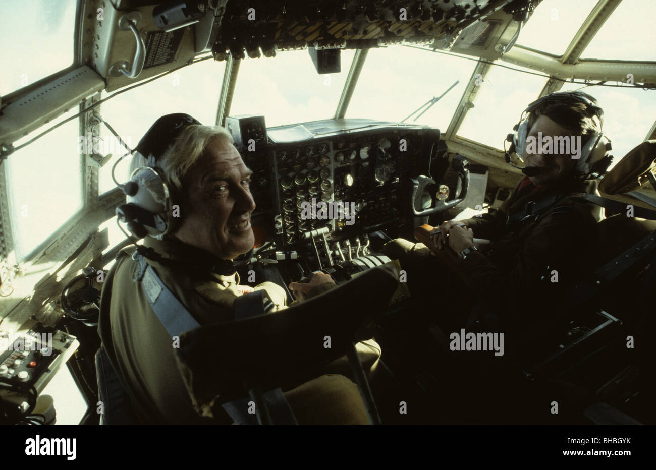 Avion de transport Hercules Pilote et co-pilote en route pour les Malouines en 1982 Banque D'Images