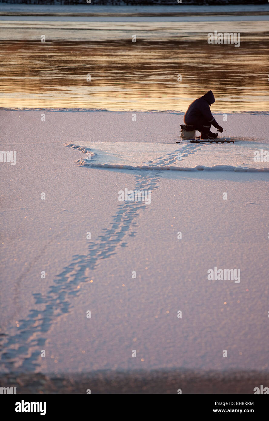 Pêche sur glace au fleuve Oulujoki Finlande Banque D'Images