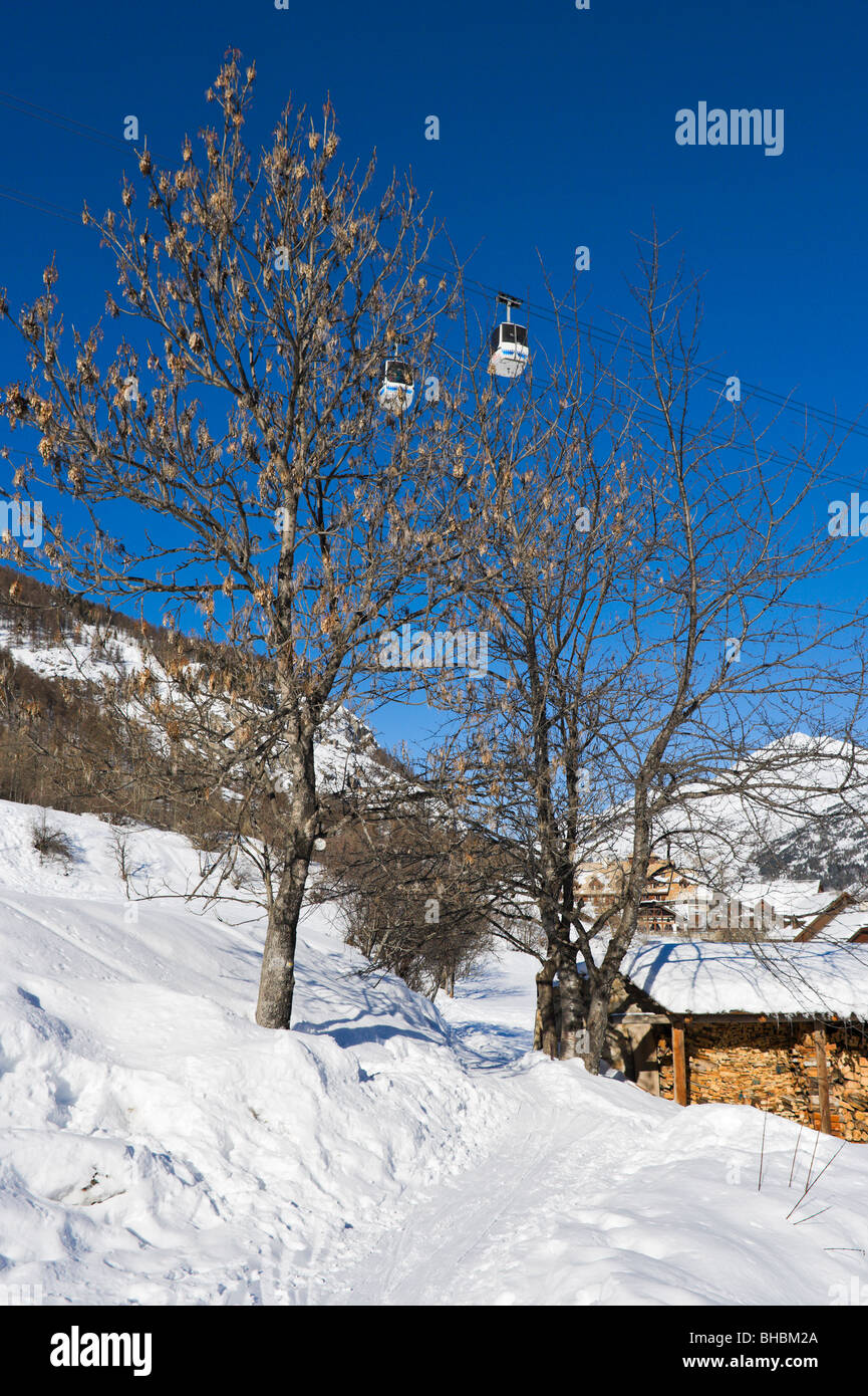 Chemin au-dessus du village de Bez avec ci-dessus, les gondoles-La-Salle Les-Alpes, Serre Chevalier, Hautes Alpes, France Banque D'Images