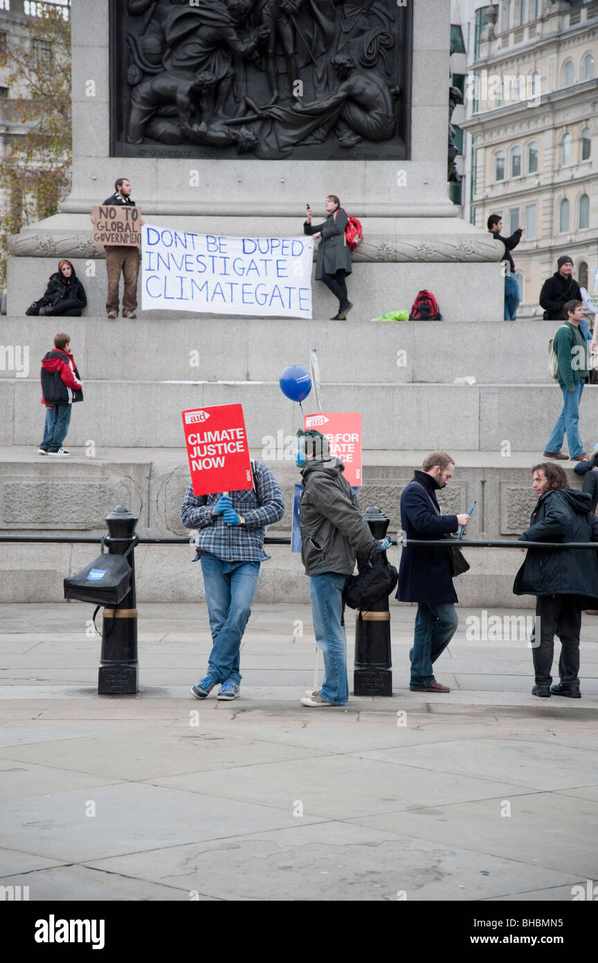 Le changement climatique deniers à Trafalgar square au cours de l'onde la plus grande manifestation jamais sur le changement climatique,London 05/12/09 Banque D'Images