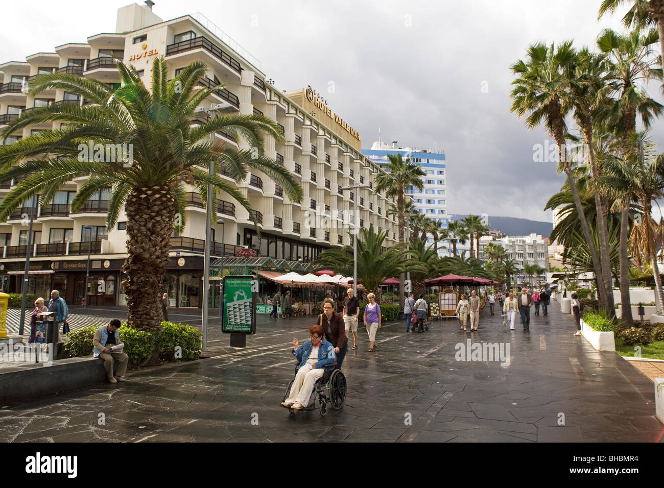 Les gens se promener le long de la rue dans la ville de Puerto de la Cruz sur l'île de Tenerife. Banque D'Images