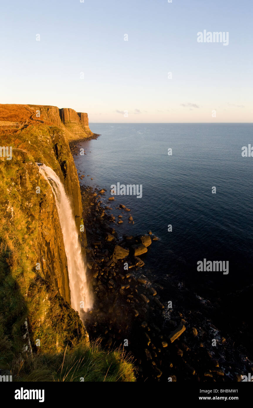 Chute d'eau et falaises à Kilt Rock, île de Skye. Banque D'Images