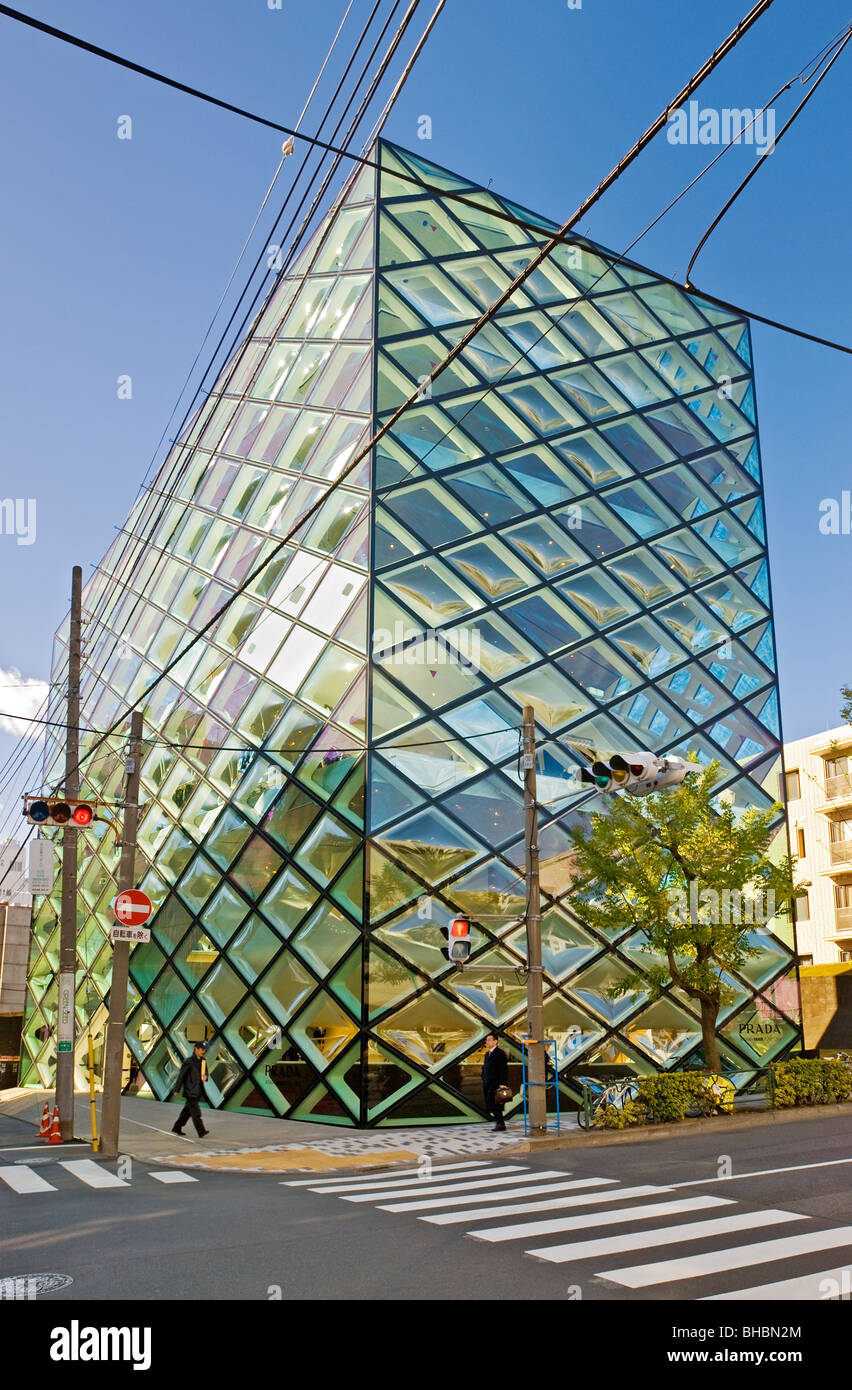 Prada Aoyama Superstore par les architectes Herzog & de Meuron, dans le district de Minami-Aoyama, Omotesando, Tokyo, Japon. Banque D'Images