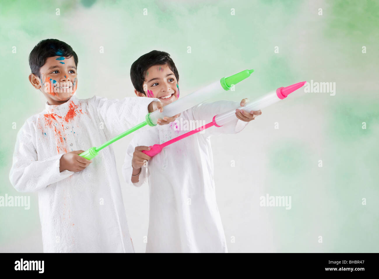 Deux garçons jouant avec pichkaris Banque D'Images