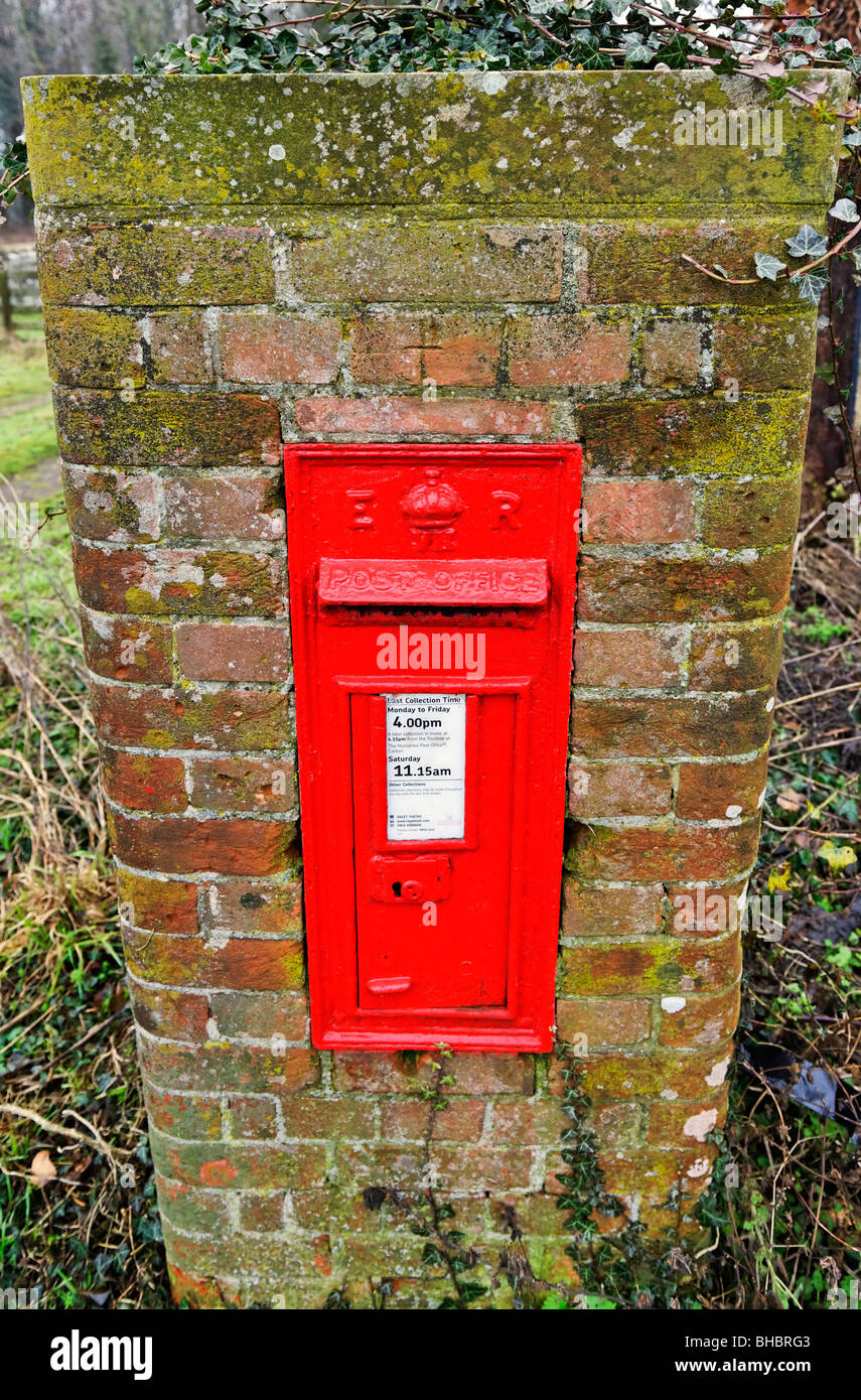 Post box rouge brique intégrée au pilier dans le village anglais rural Norfolk UK Banque D'Images