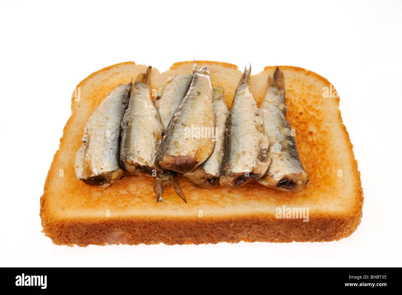 Sardines sur pain grillé sur fond blanc. Cut out Banque D'Images