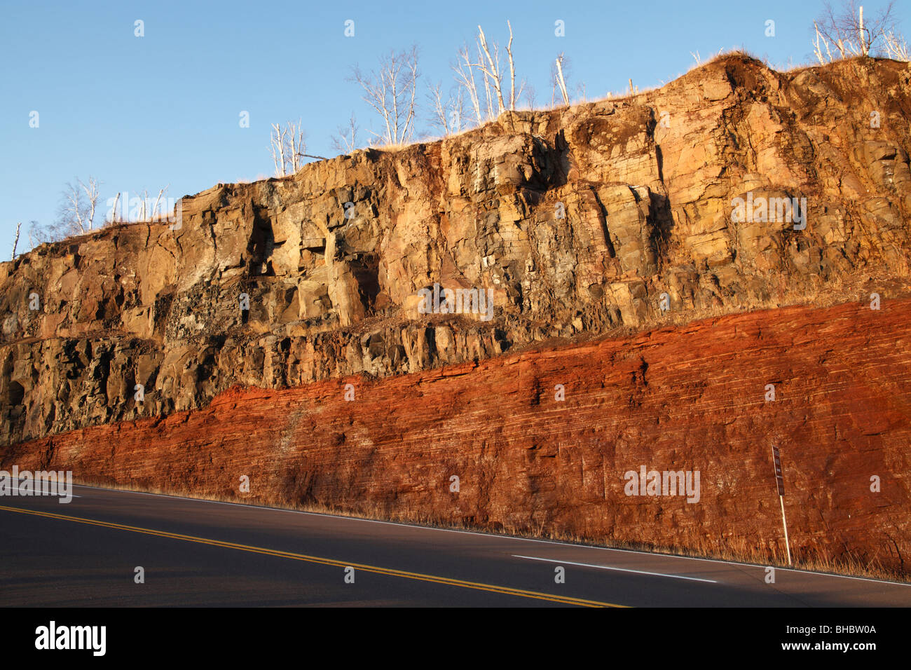 Une coupe de route le long de la route 61 dans le nord du Minnesota montrant un flux de lave basaltique sur le dessus d'un dépôt sédimentaire sous-jacente. Banque D'Images