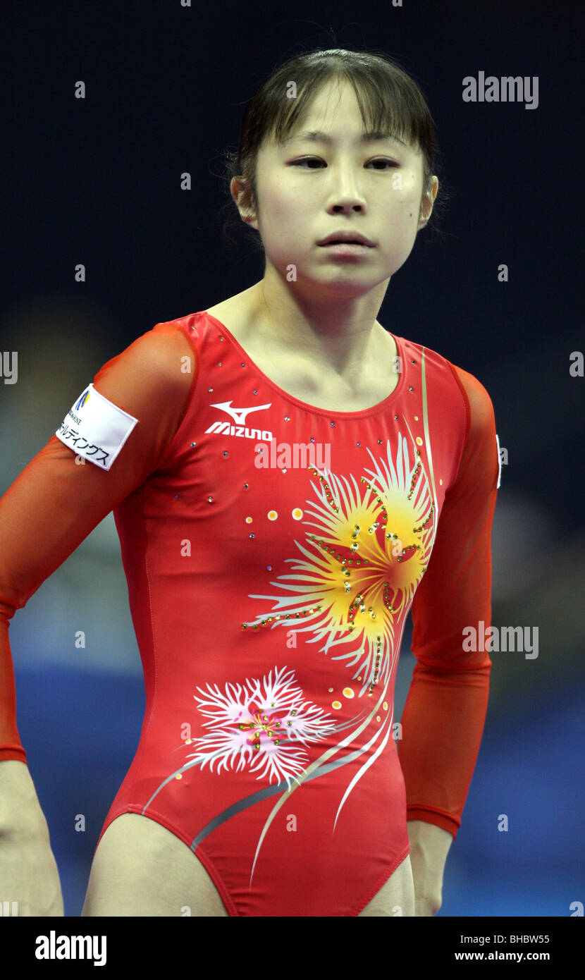 Koko Tsurumi Miki Uemura gymnaste japonais sur le point d'exécuter sur le faisceau à 2009 championnats du monde Banque D'Images