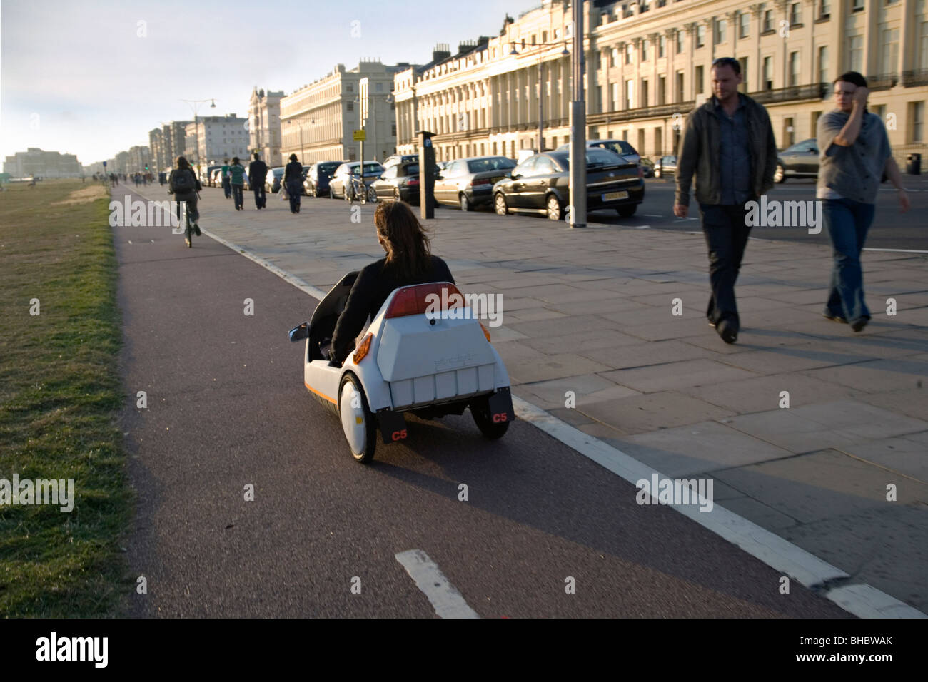 Comme sinclair c5 en voiture sur une piste cyclable à Brighton, East Sussex Banque D'Images