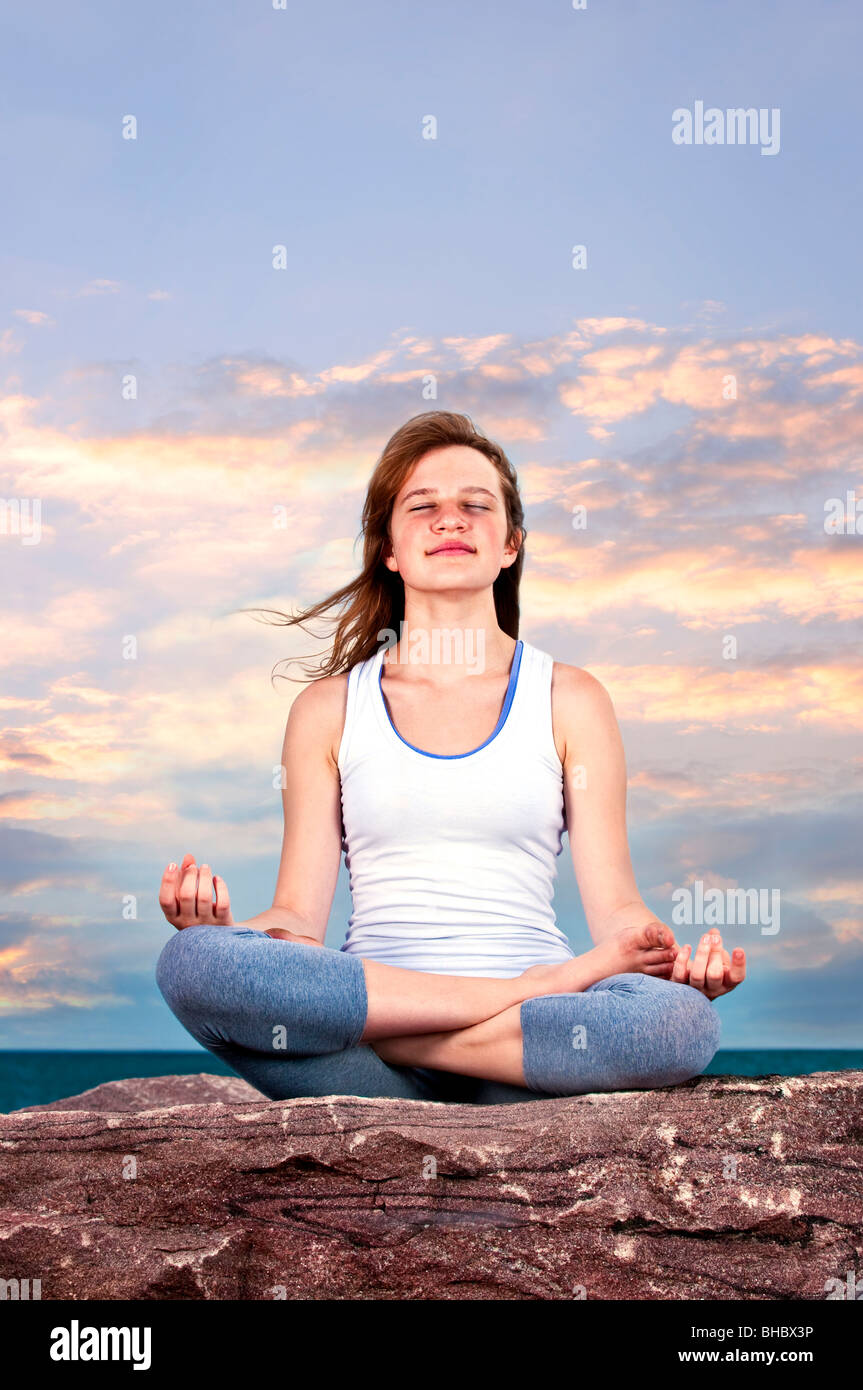 Portrait of young woman practicing yoga at sunset Banque D'Images
