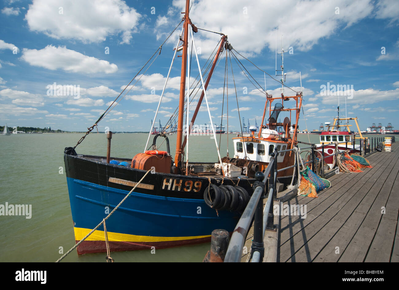 Les bateaux de pêche amarrés au quai, Ha'peenny, Harwich, Essex. Banque D'Images