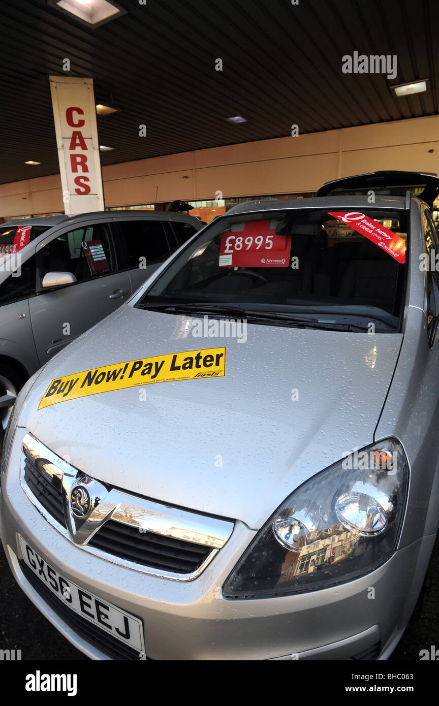 Achetez maintenant, payez plus tard signes sur Vauxhall voitures à un showroom à Shoreham, une soumission d'amener les gens à acheter de nouvelles voitures en dépit de la récession Banque D'Images