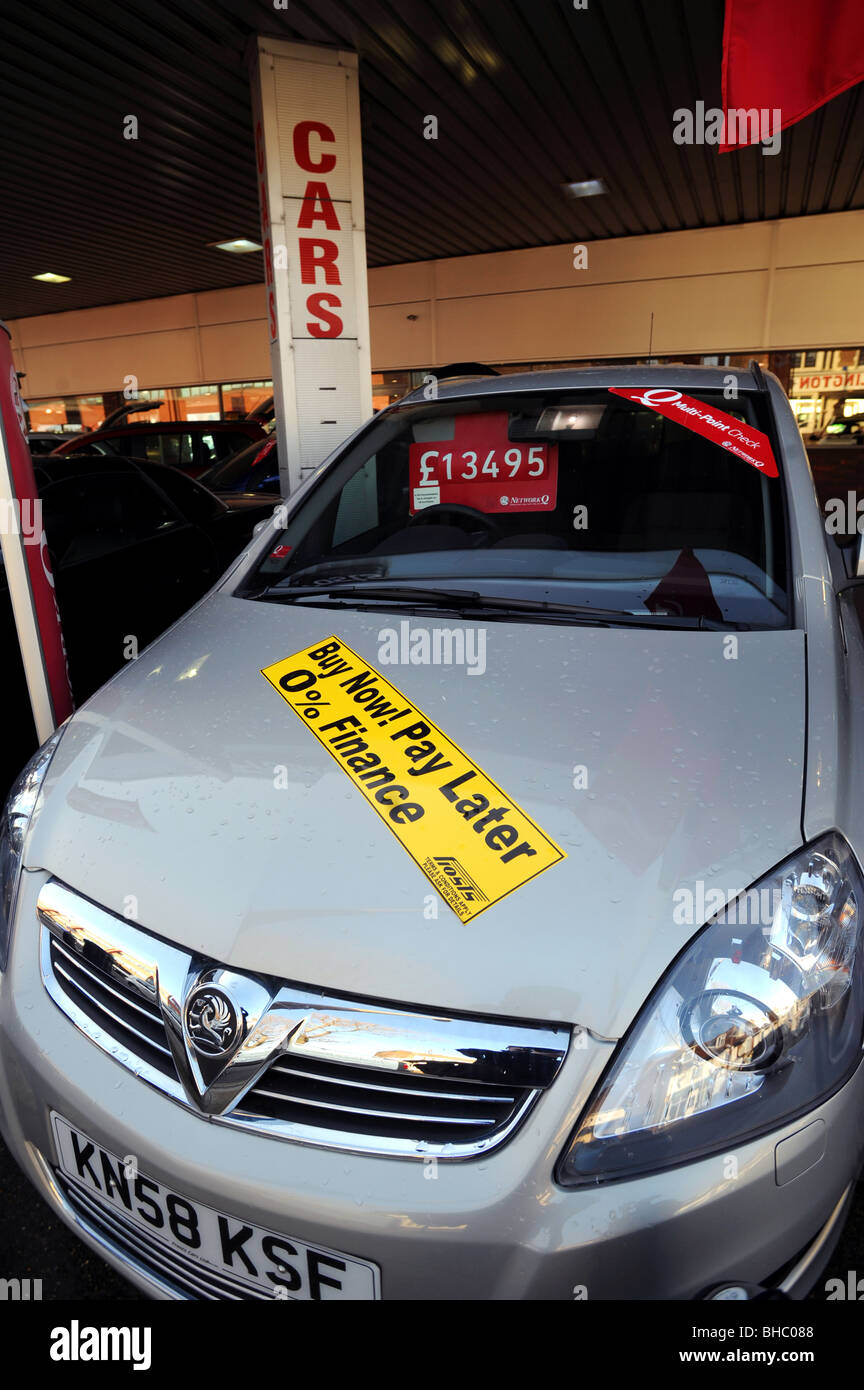 Achetez maintenant, payez plus tard signes sur Vauxhall voitures à un showroom à Shoreham, une soumission d'amener les gens à acheter de nouvelles voitures en dépit de la récession Banque D'Images