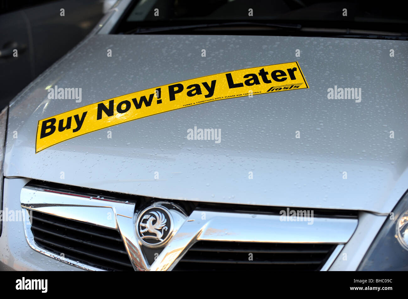 Achetez maintenant, payez plus tard signes sur Vauxhall voitures à un showroom à Shoreham, une soumission d'amener les gens à acheter de nouvelles voitures en dépit de la récession Banque D'Images