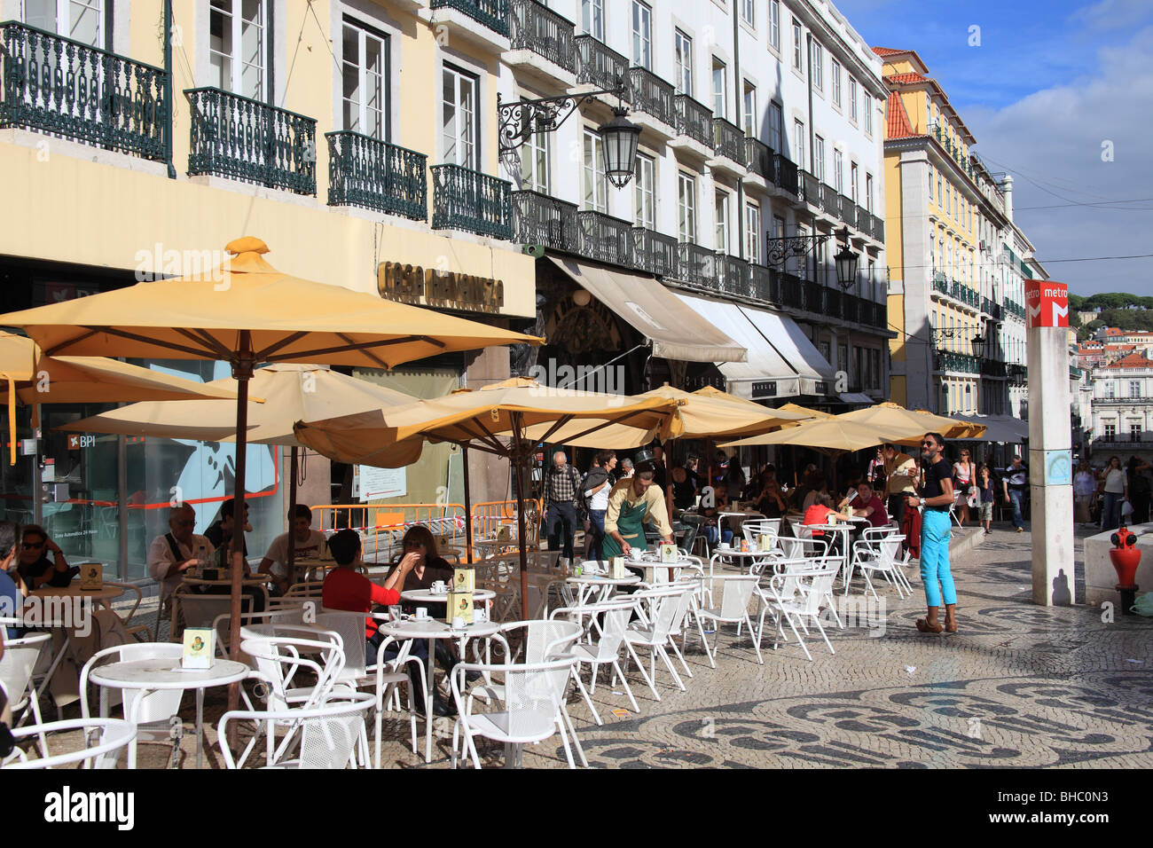 Bar pittoresque en plein air dans le quartier de Lisbonne Baixa Chiado Banque D'Images