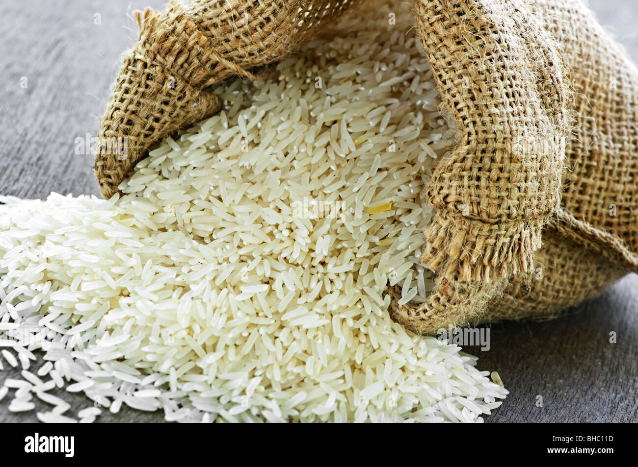 Les grains de riz long grain blanc en sac de toile Photo Stock - Alamy