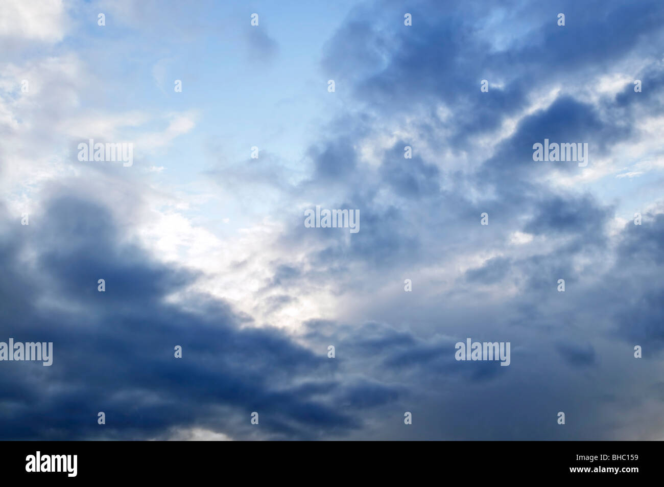 Le temps orageux ciel avec soleil qui brille à travers les nuages Banque D'Images