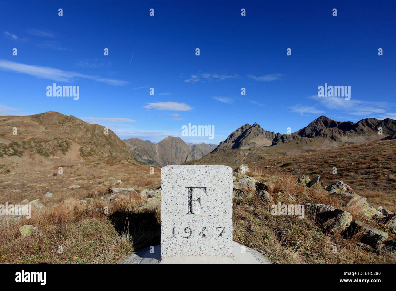 Pierre pour le col de la Lombarde (2400 m) marque la frontière entre la France et l'Italie Banque D'Images