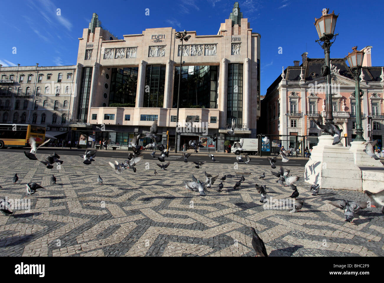 Praça dos Restauradores Lisbonne et l'ancien théâtre Art déco monumental qui est devenu un hôtel de luxe Portugal Europe Banque D'Images