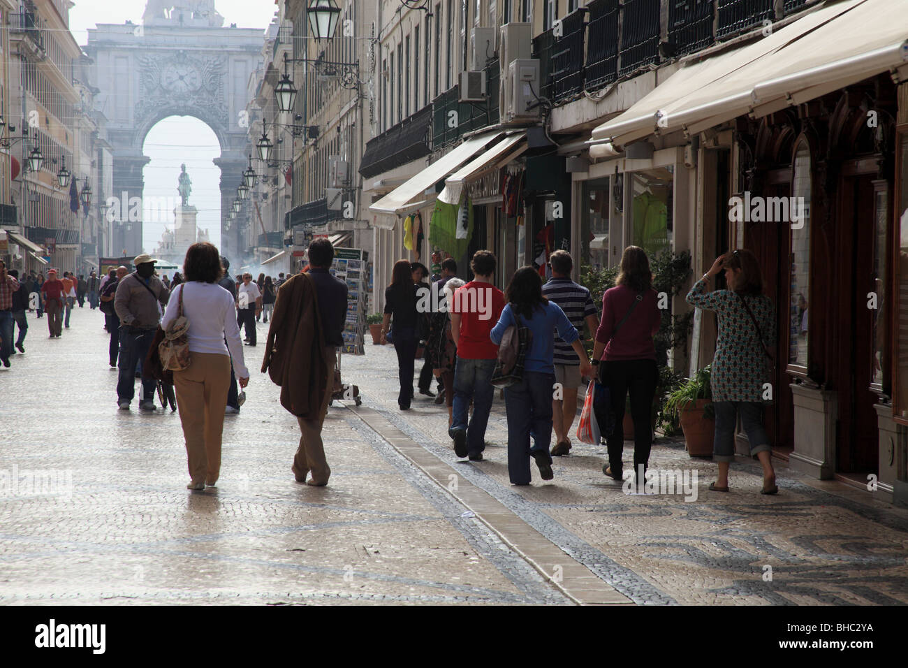 Scène de rue animée dans la principale rue commerçante de Lisbonne Banque D'Images