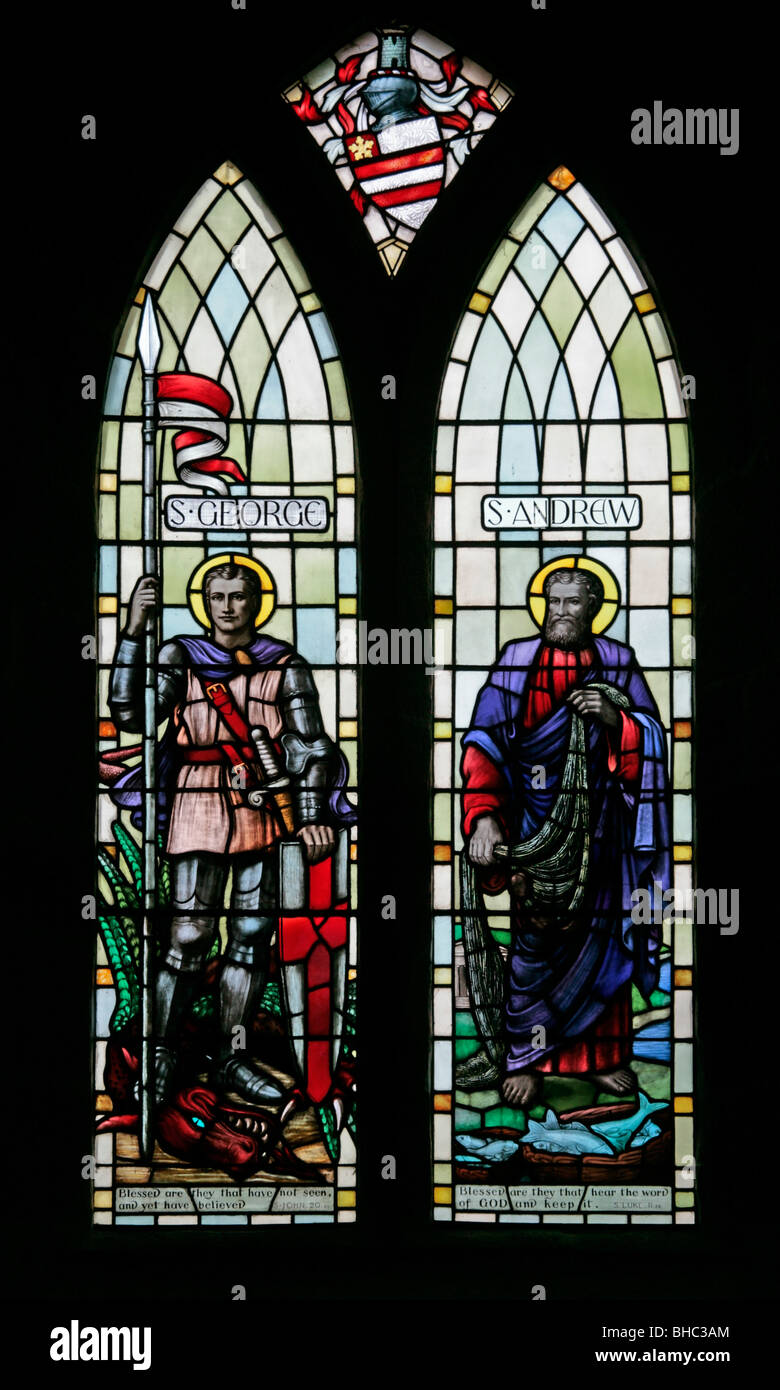 Un vitrail par Edward Liddall Armitage représentant Saints Andrew et George, l'église St Mary's, Leake, North Yorkshire Banque D'Images