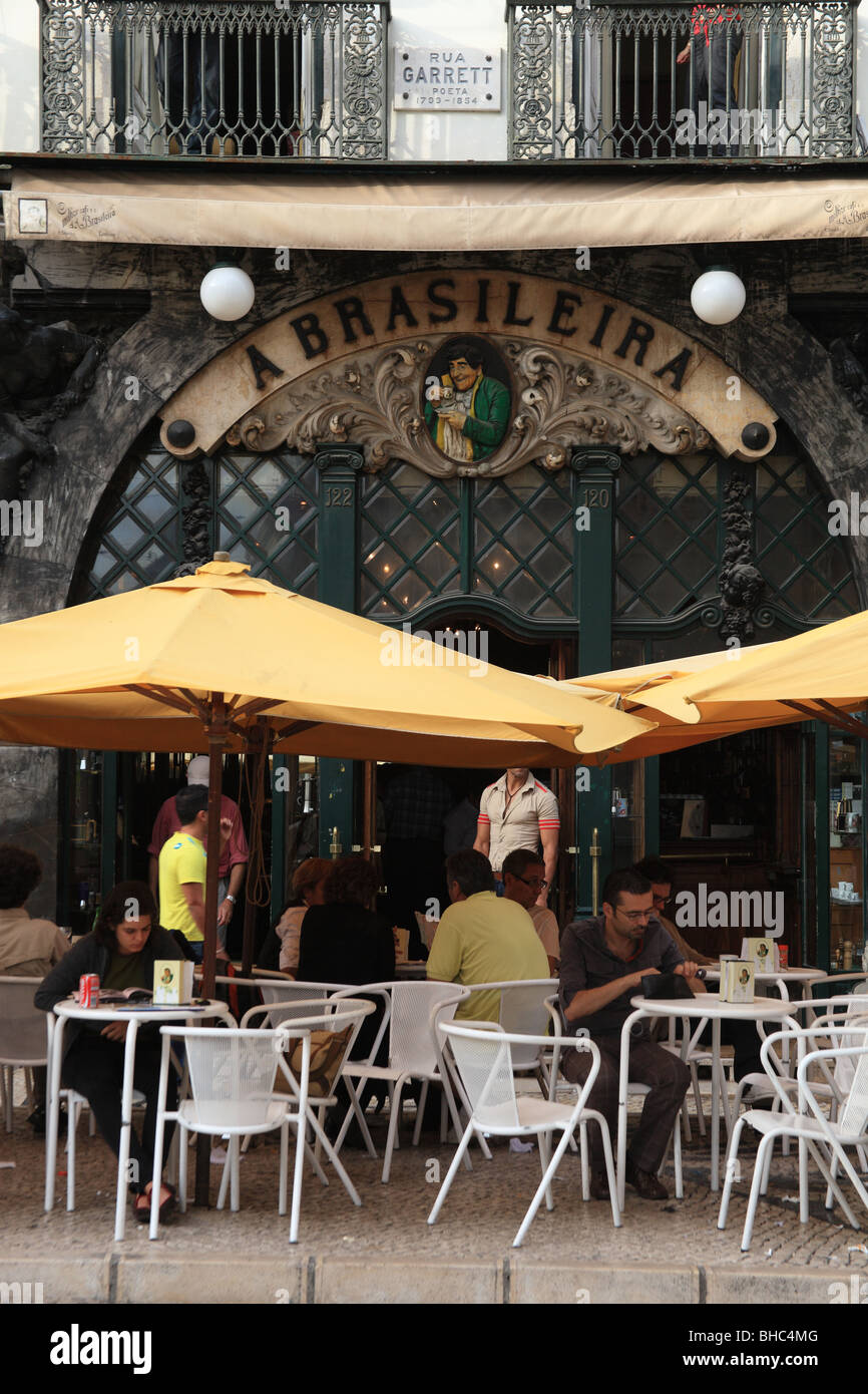Bar pittoresque en plein air dans le quartier historique de Baixa Chiado Lisbonne trimestre Banque D'Images