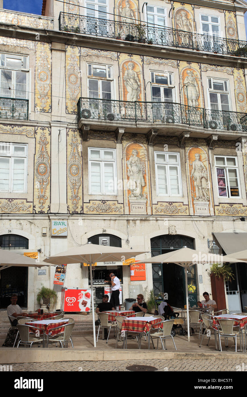 L'architecture pittoresque ville de Lisbonne avec des azulejos et façade peinte Banque D'Images
