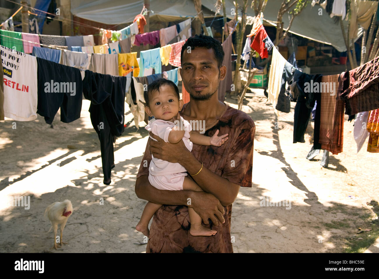 Sans-abri d'un père et sa petite fille dans les camps de personnes déplacées à Dili, Timor Oriental Banque D'Images
