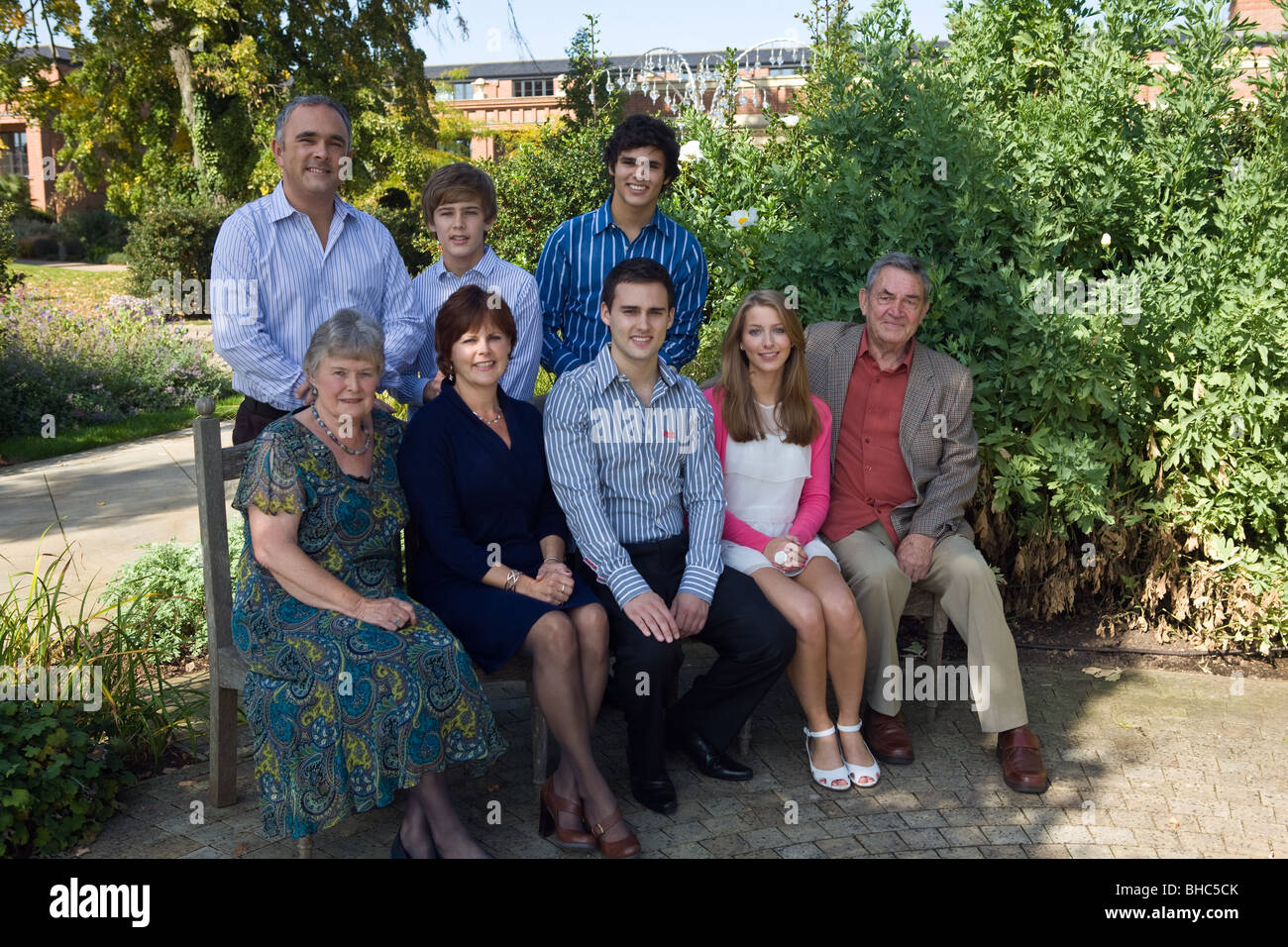Les grands-parents photo de groupe avec leur fille et sa famille. Banque D'Images