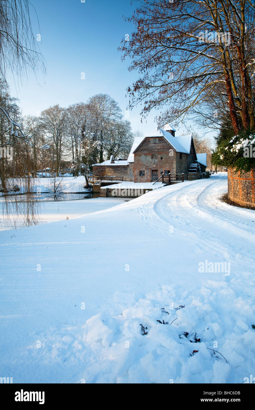 Moulin à eau sur la Tamise à Mapledurham Estate dans la neige, Berkshire, Royaume-Uni Banque D'Images