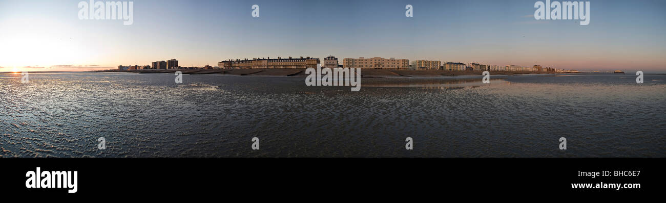 Panorama de West Worthing front de mer à marée basse au coucher du soleil, Worthing, West Sussex, UK Banque D'Images