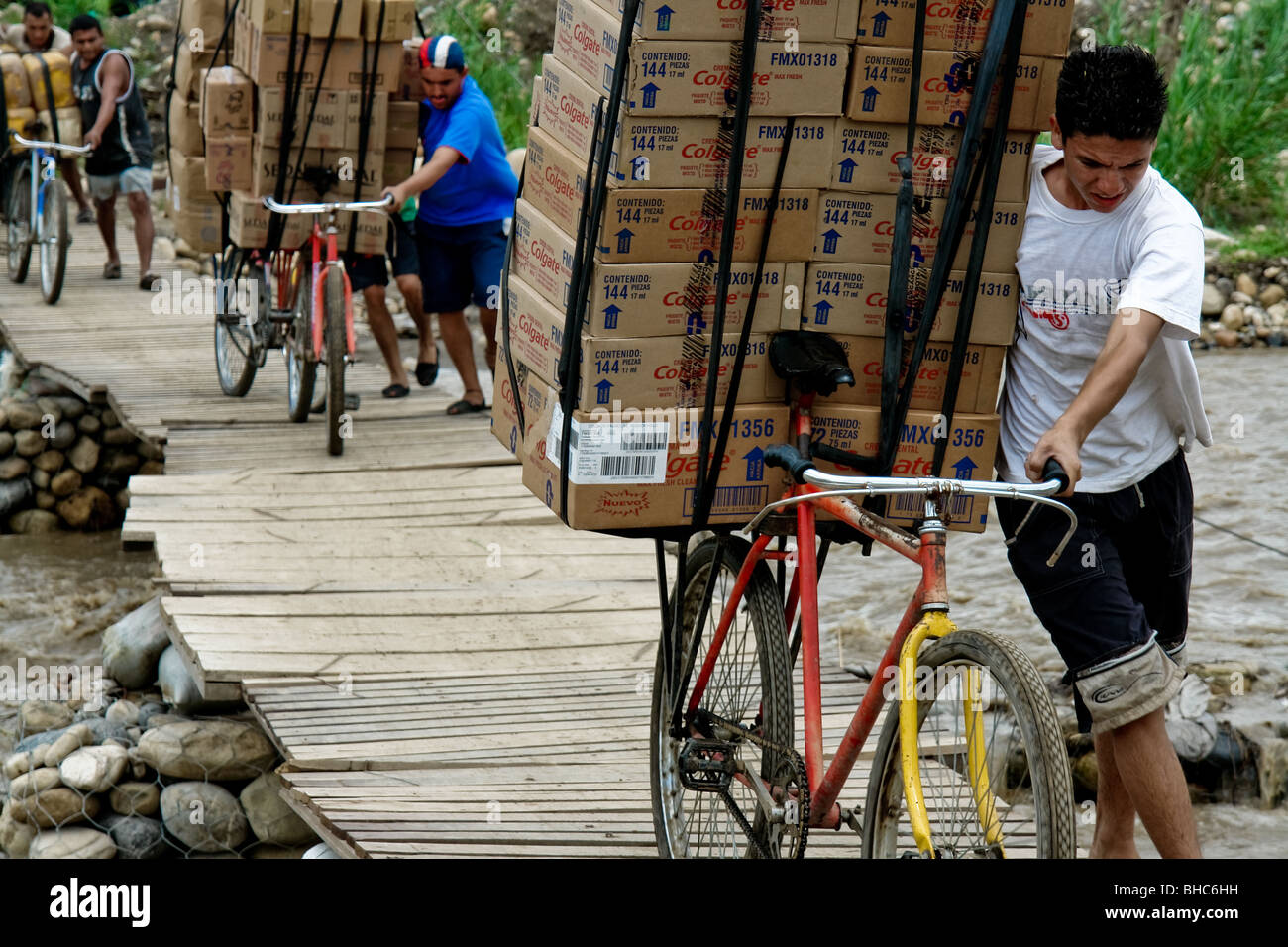 Les contrebandiers colombiens pousser les vélos chargés avec la contrebande vénézuélienne illégalement pont sur la frontière vénézuélienne-colombienne. Banque D'Images