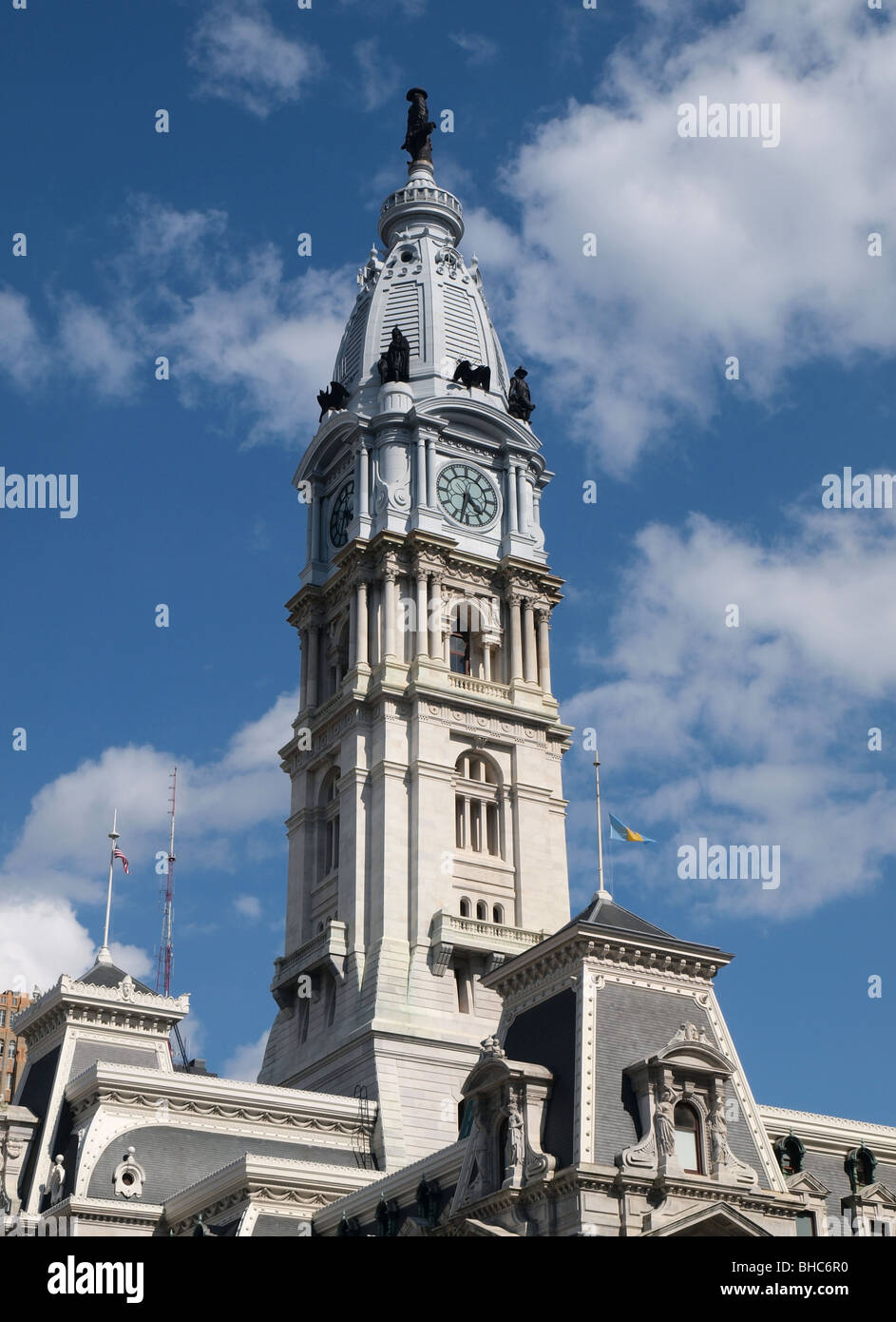 L'Hôtel de ville de Philadelphie tour de l'horloge avec nuages cumulous. Banque D'Images