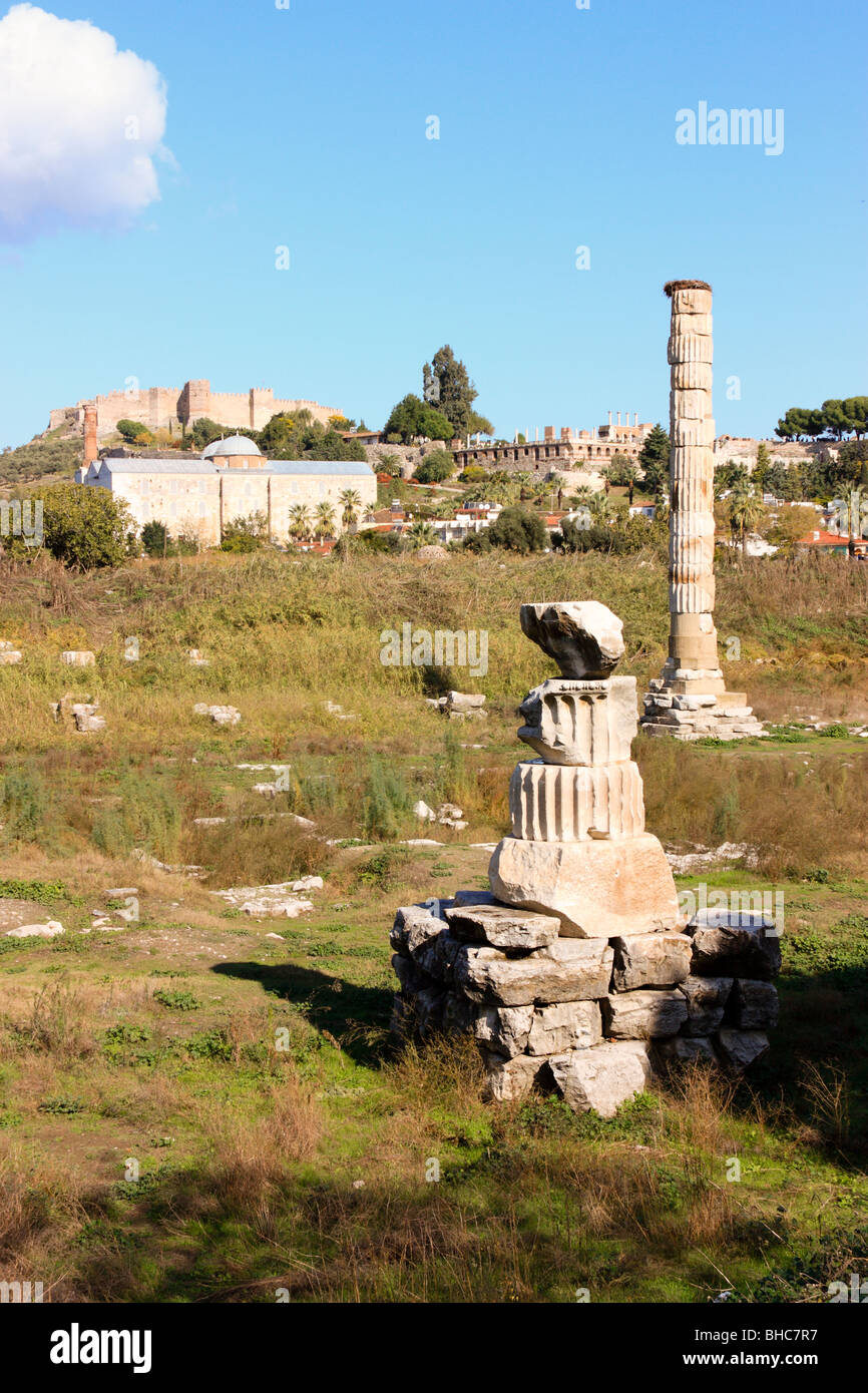 Ruines du temple d'Artemis, près d'Ephèse, en Turquie, avec la Mosquée Isa Bey dans l'arrière-plan Banque D'Images
