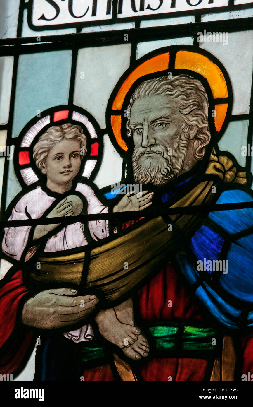 Un vitrail représentant Saint Christophe portant l'enfant Jésus, l'église St Mary, Leake, Yorkshire du Nord Banque D'Images
