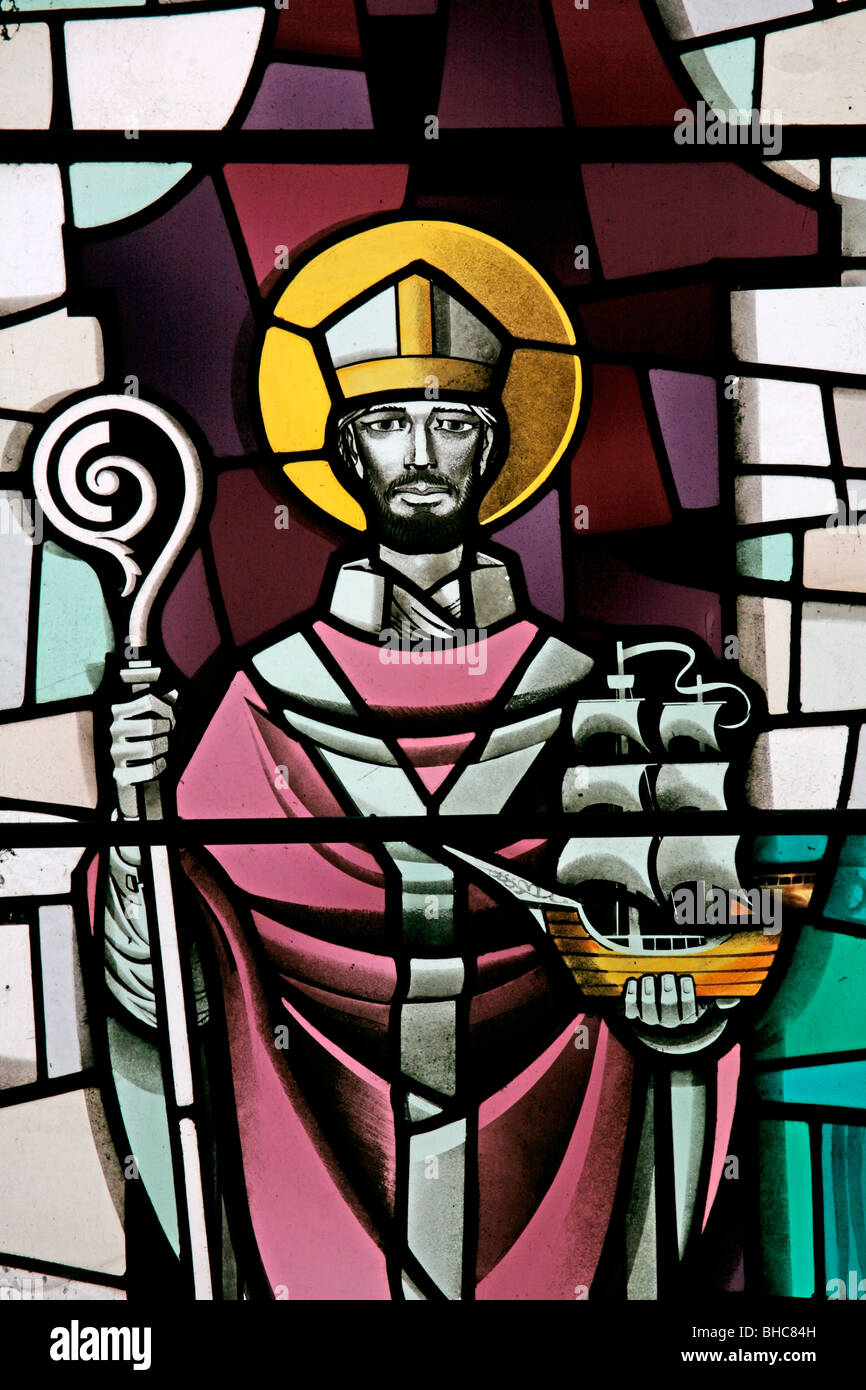 Un vitrail représentant saint Nicolas, l'église St Mary, Leake, Yorkshire du Nord. Fenêtre en Harry Harvey de York Banque D'Images