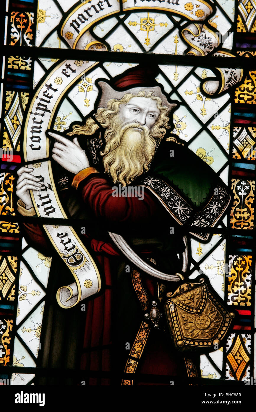 Une vitrail représentant le prophète Isaiah par Herbert Bryans, l'église St Mary's, Leake, North Yorkshire Banque D'Images