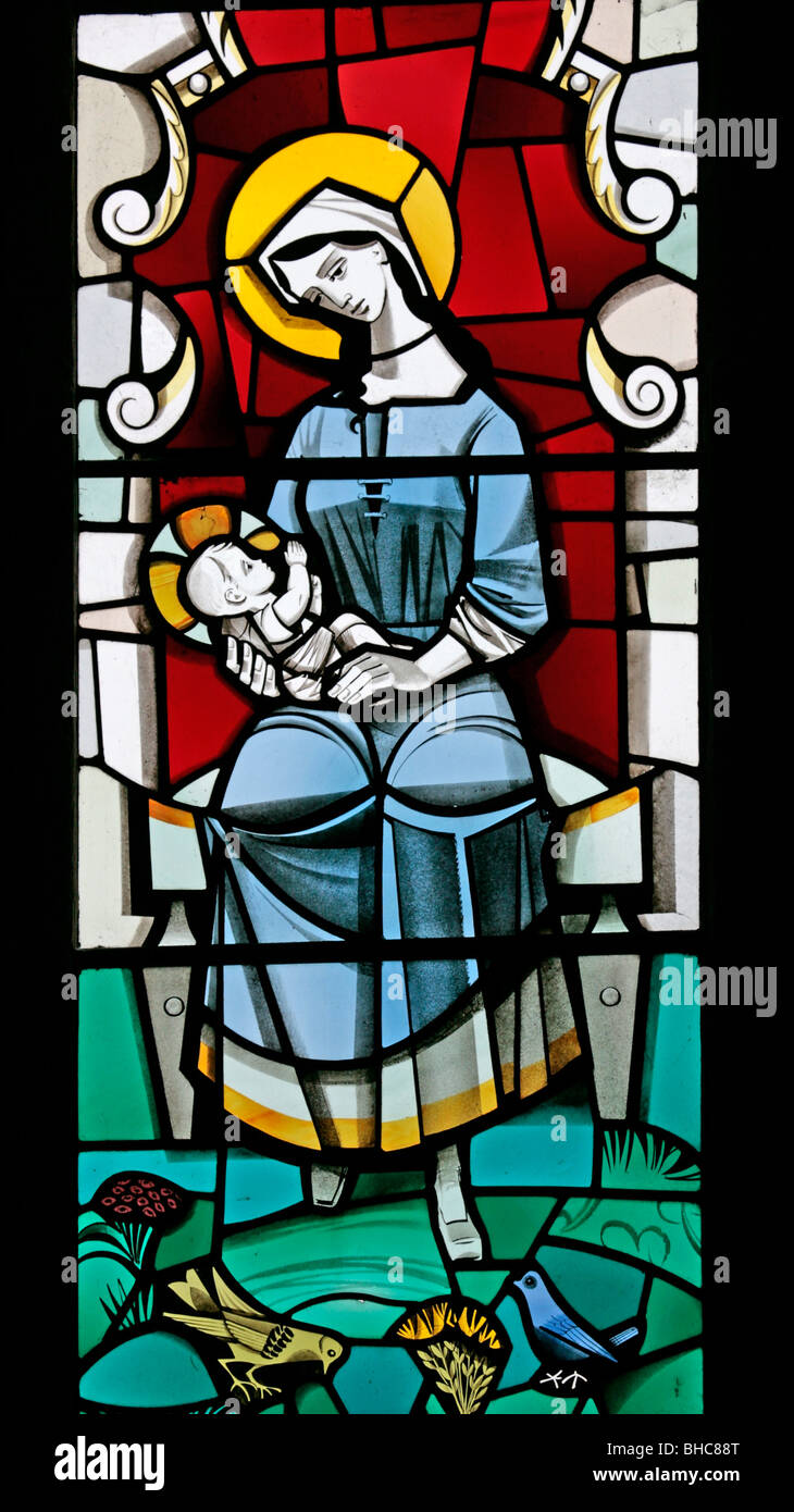 Un vitrail moderne représentant la Vierge Marie et l'enfant Jésus, par Harry Harvey, de l'église St Mary, Leake, Yorkshire du Nord Banque D'Images
