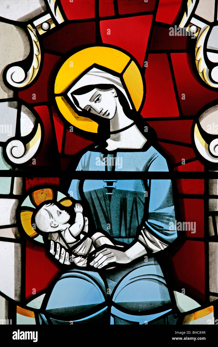 Détail d'un vitrail moderne représentant Marie et Jésus, par Harry Harvey, de l'église St Mary, Leake, Yorkshire du Nord Banque D'Images