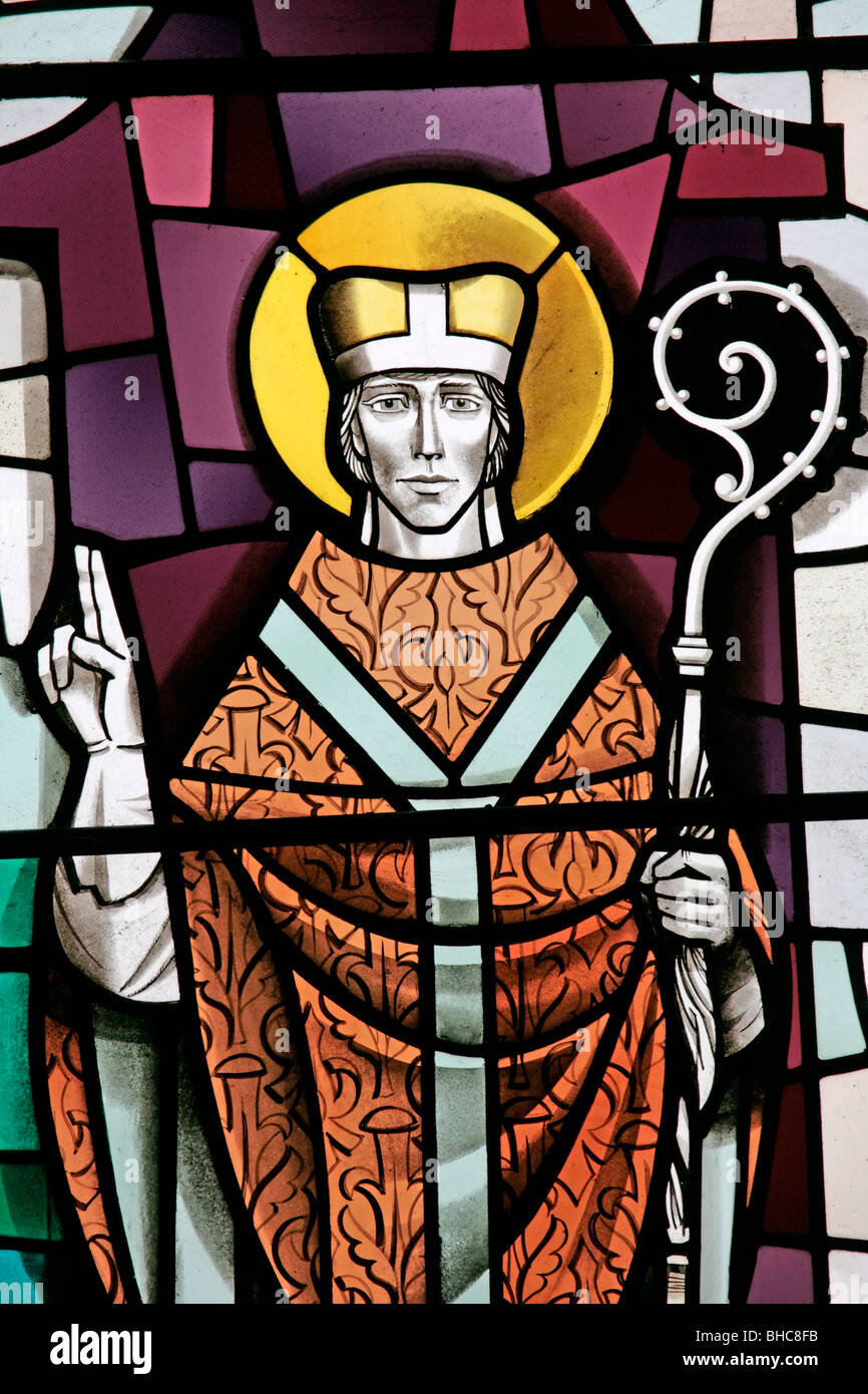Un vitrail représentant Saint Cuthbert, l'église St Mary, Leake, Yorkshire du Nord. Fenêtre en Harry Harvey de York Banque D'Images