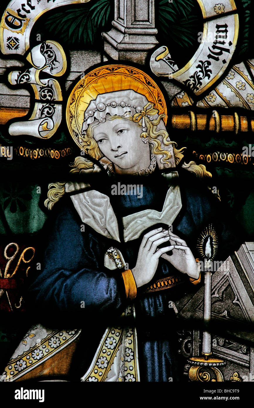 Un vitrail par C E Kempe, représentant la Vierge Marie à l'Annonciation, Kirkby Église Knowle, Yorkshire du Nord Banque D'Images