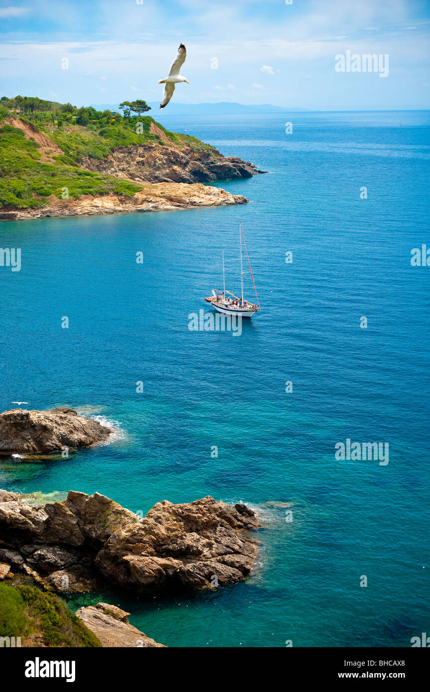 Vue panoramique sur la mer bleue avec voilier, de l'île d'Elbe, Italie Banque D'Images